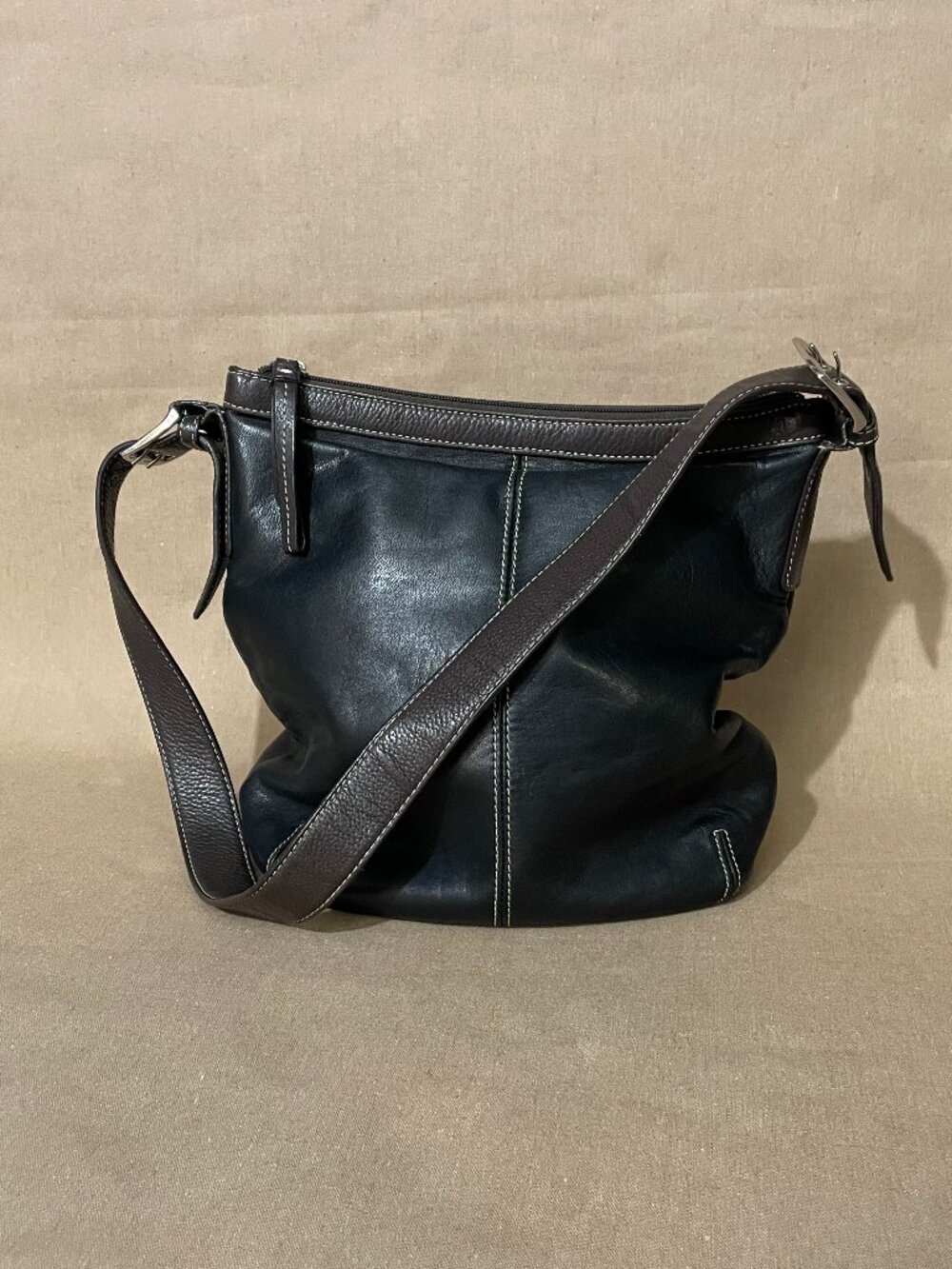 Tignanello Women's‎ Leather Shoulder Bag Brown 10"x11" Zipper Magnet Pockets
